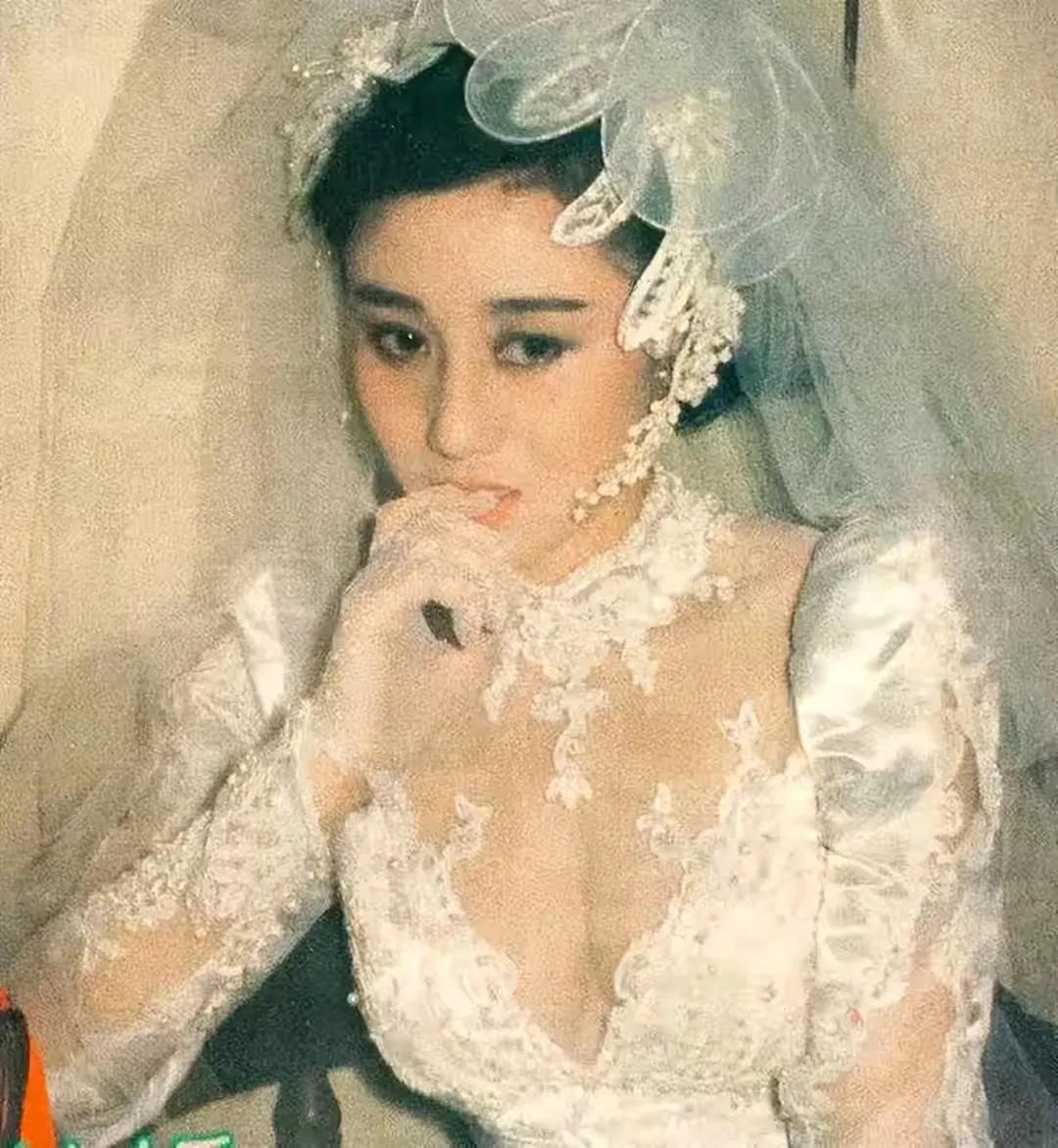 利智是演员不是模特，但她比模特还要模特。美貌本身就是财富，若她当模特，那也是模特