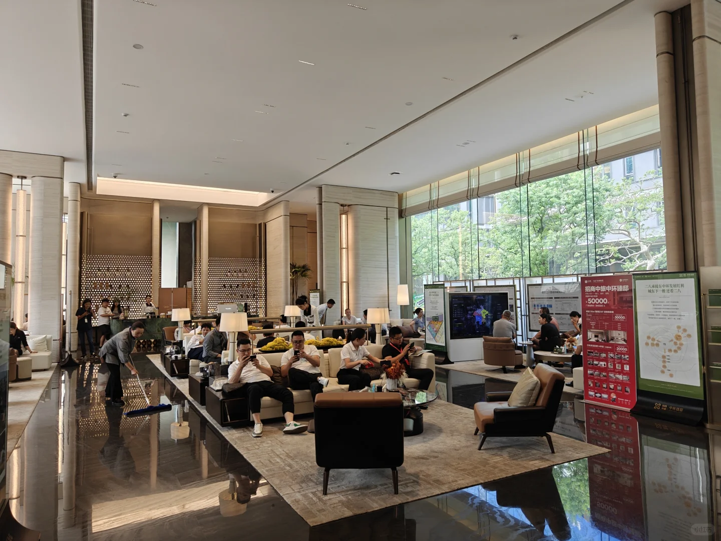 今天转了东门三个盘，发现人气出乎意料的好，好到什么程度？想拍几张无人的...