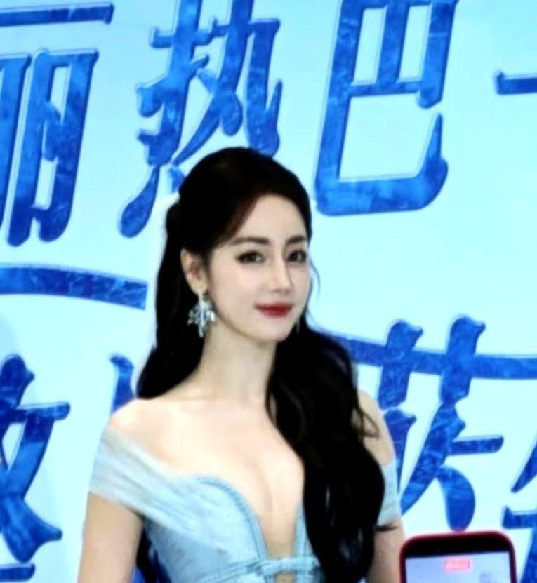 我能接受，迪丽热巴每次出场都穿得很暴露，但真的接受不了她，
她穿着造型师安排的深