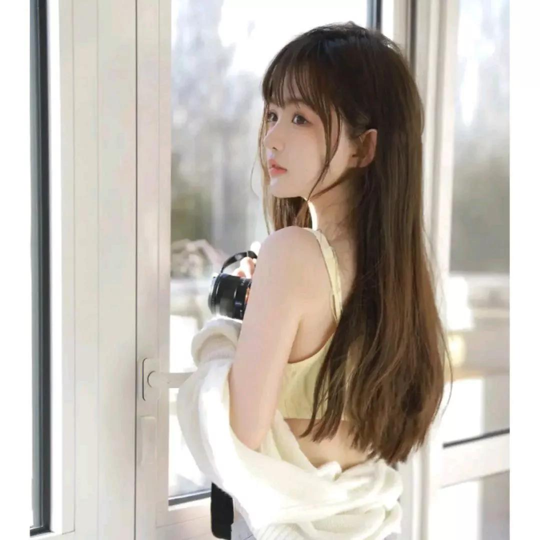 阳光洒在肩头，少女手持相机，温柔瞬间定格阳光少女照 秋日少女照 甜系少女照 逆光