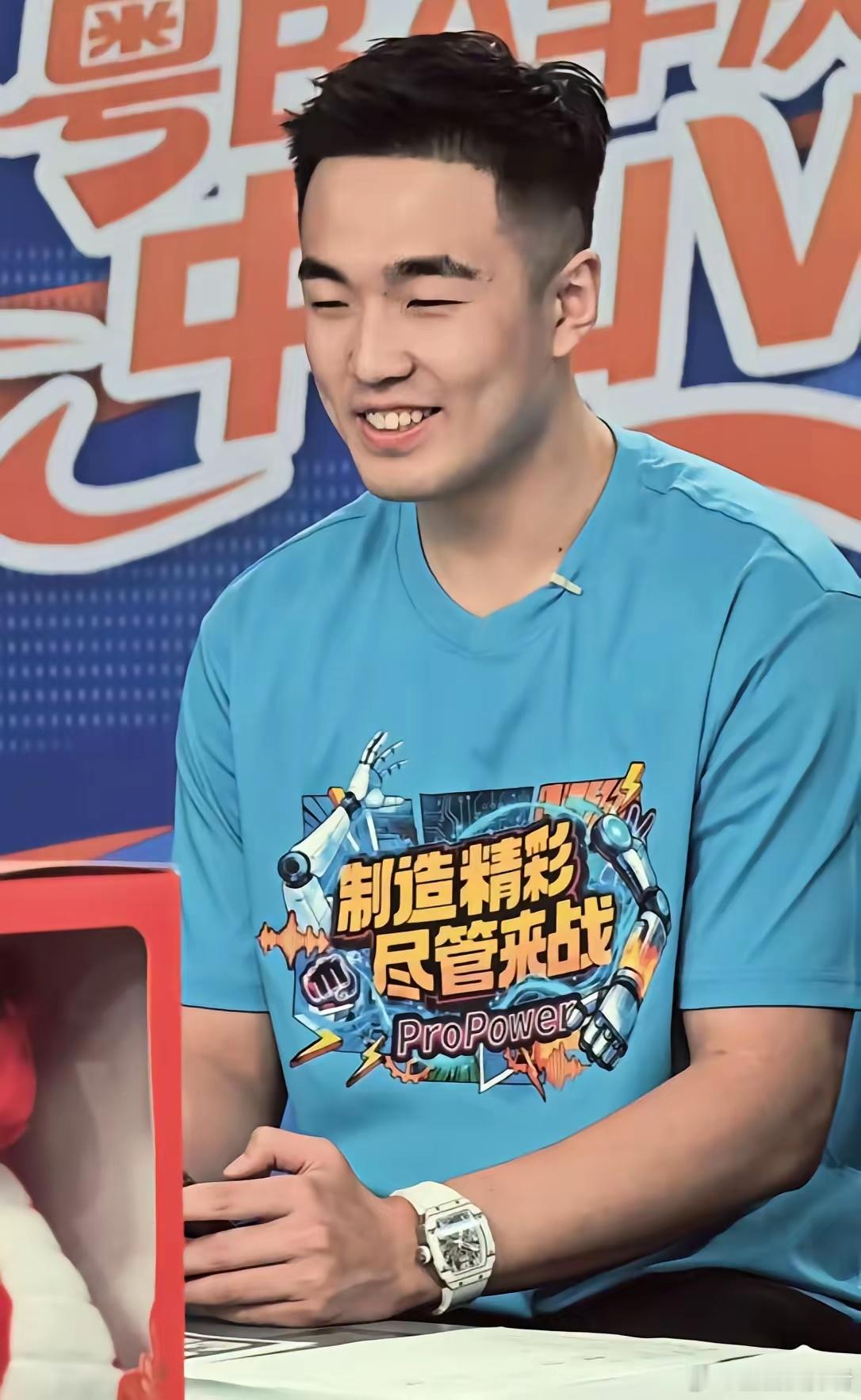 “宇航系”张文逸在广东男篮日子挺滋润，受到多名熟女球迷喜欢，去年买个表。此前在山