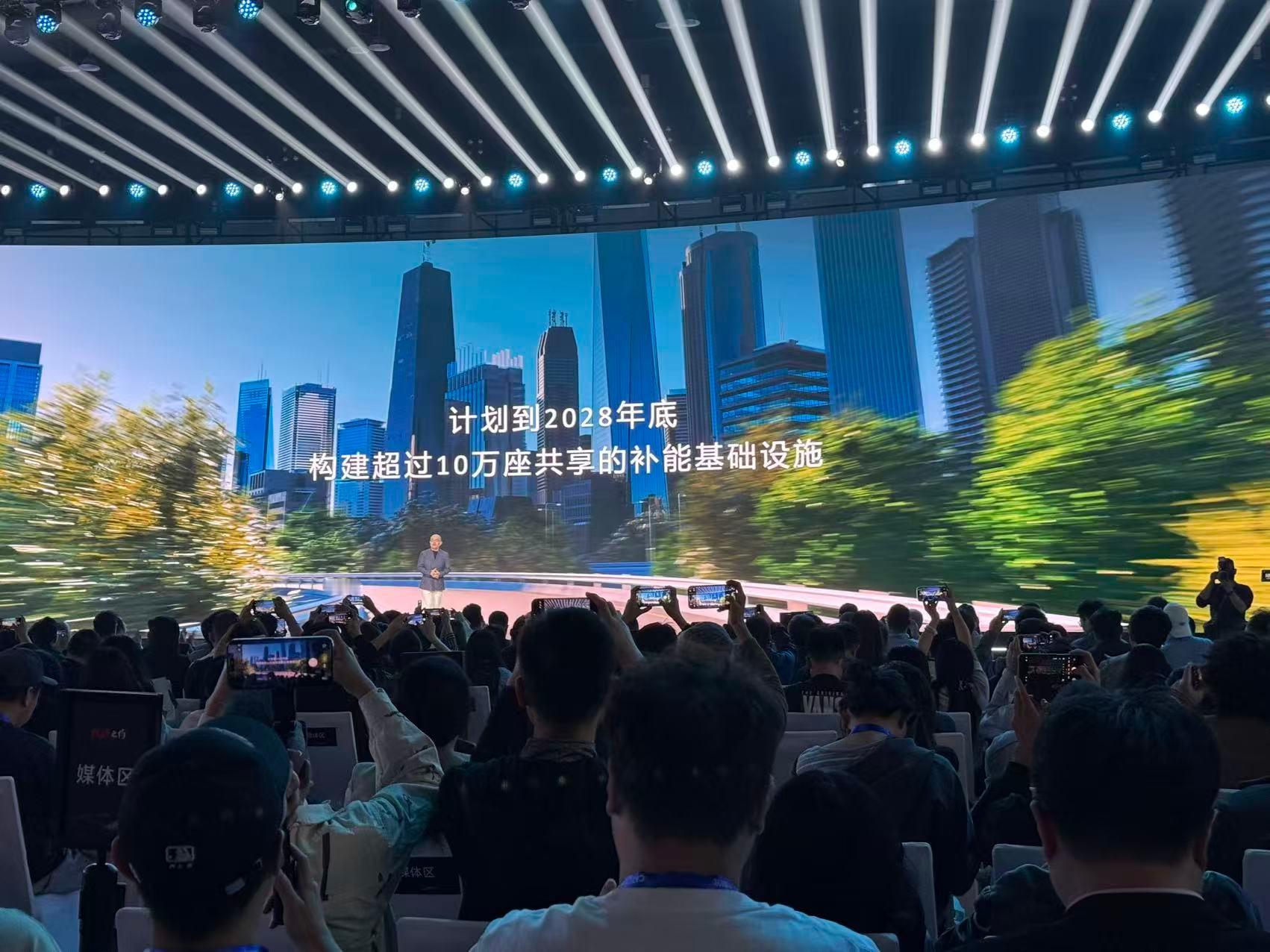 我咋说来着，两大“盟主”从电池到补能体系，全面对标。体系不同，造就的是此消彼长的