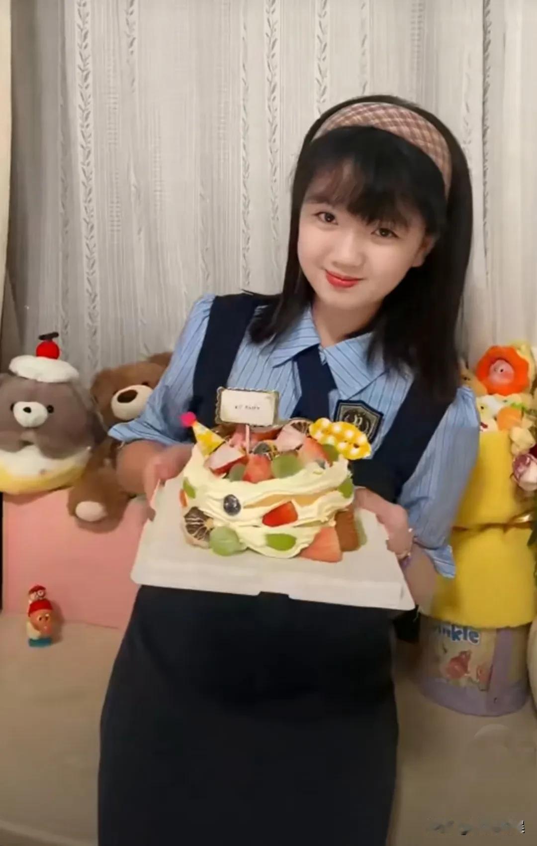 还记得当年综艺《爸爸去哪儿》里的“阿拉蕾”吗？
当年她凭一句“我要赚钱养弟弟”，