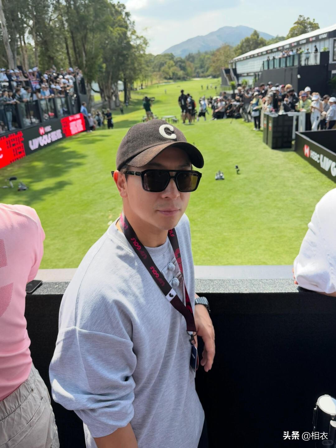 释小龙现身LIV高尔夫赛，
打Pro - am同组大牌还和好友逛吃，38岁的他活