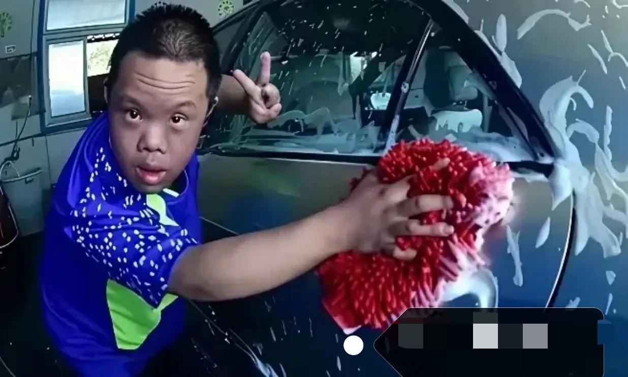 泪目啦！！！！！！
触动了，深圳一家洗车行了，深圳一家洗车行老板雇佣了16名脑瘫