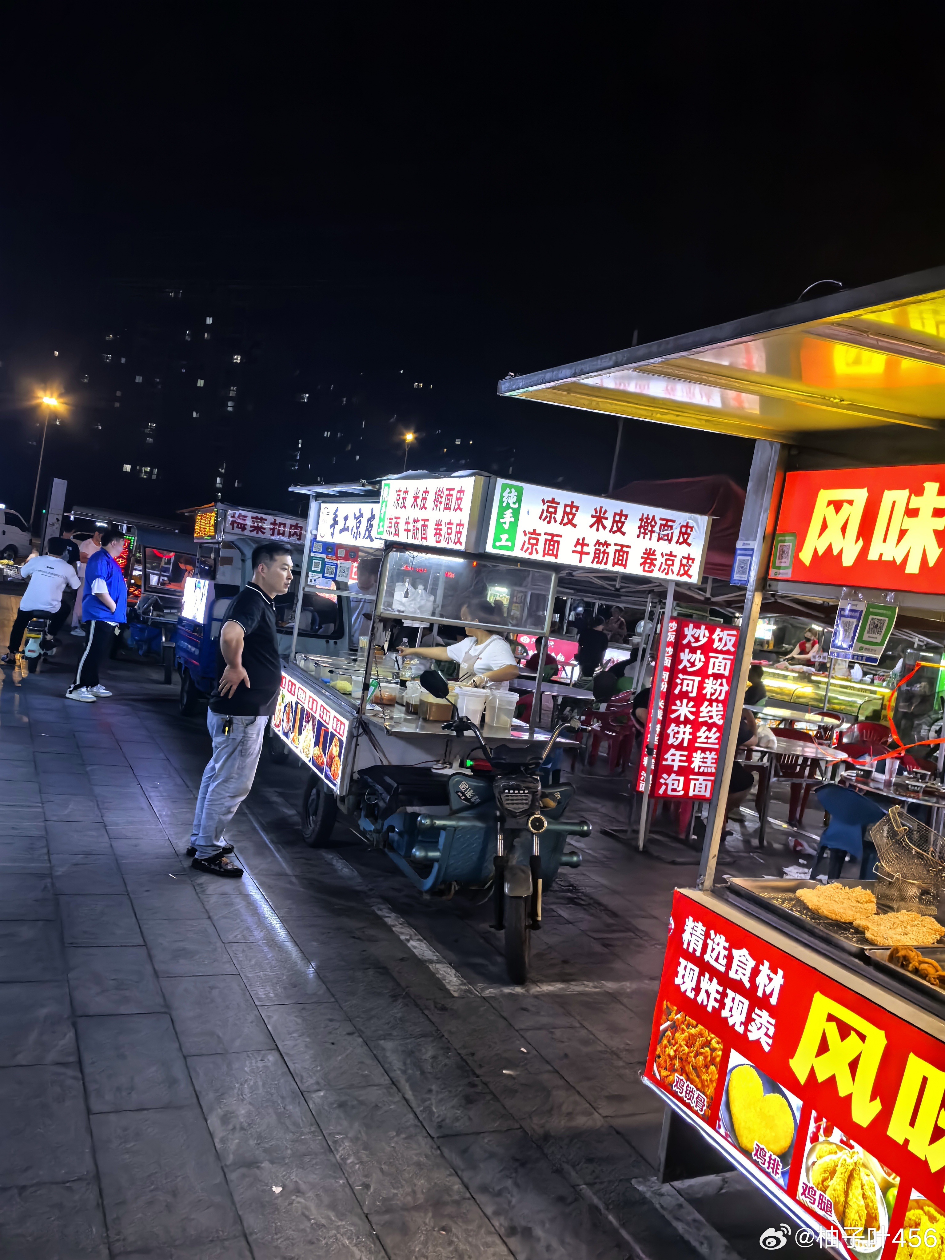 这种夜市我已经有几十年没逛