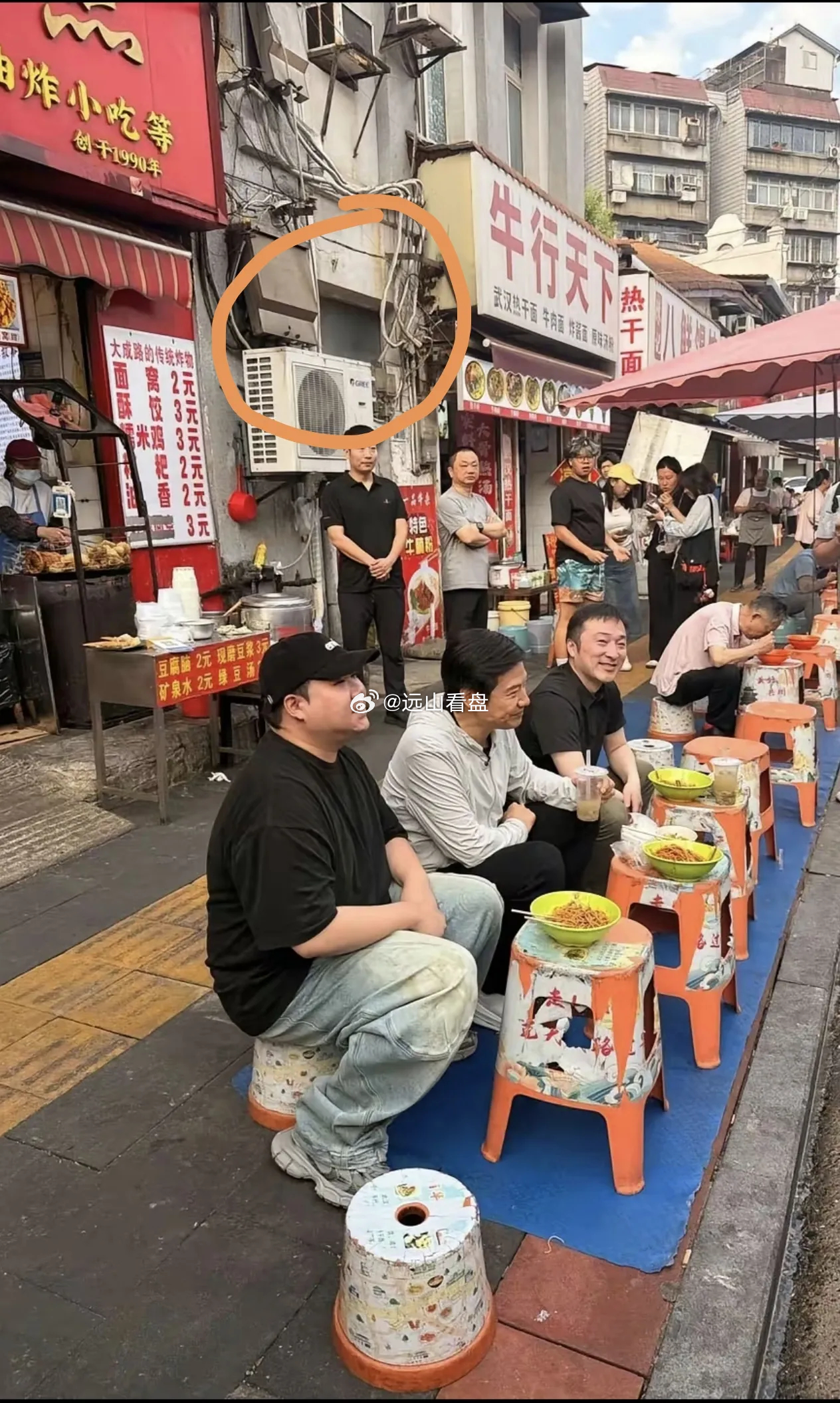 雷布斯一大早就去武汉街边吃热干面，面馆竟然用的是格力空调，这一不小心又给格力空调