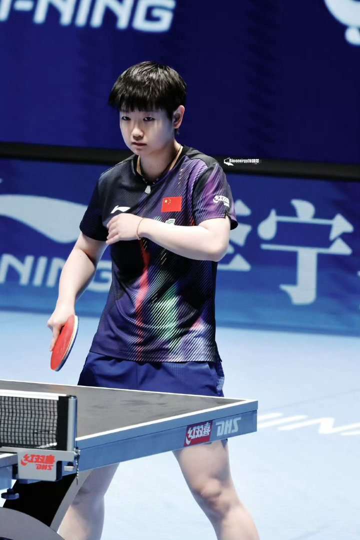 黑紫战袍首秀封神！孙颖莎3-0零封梅谢芙，两战全胜头名晋级剑指世界杯三连冠北京时