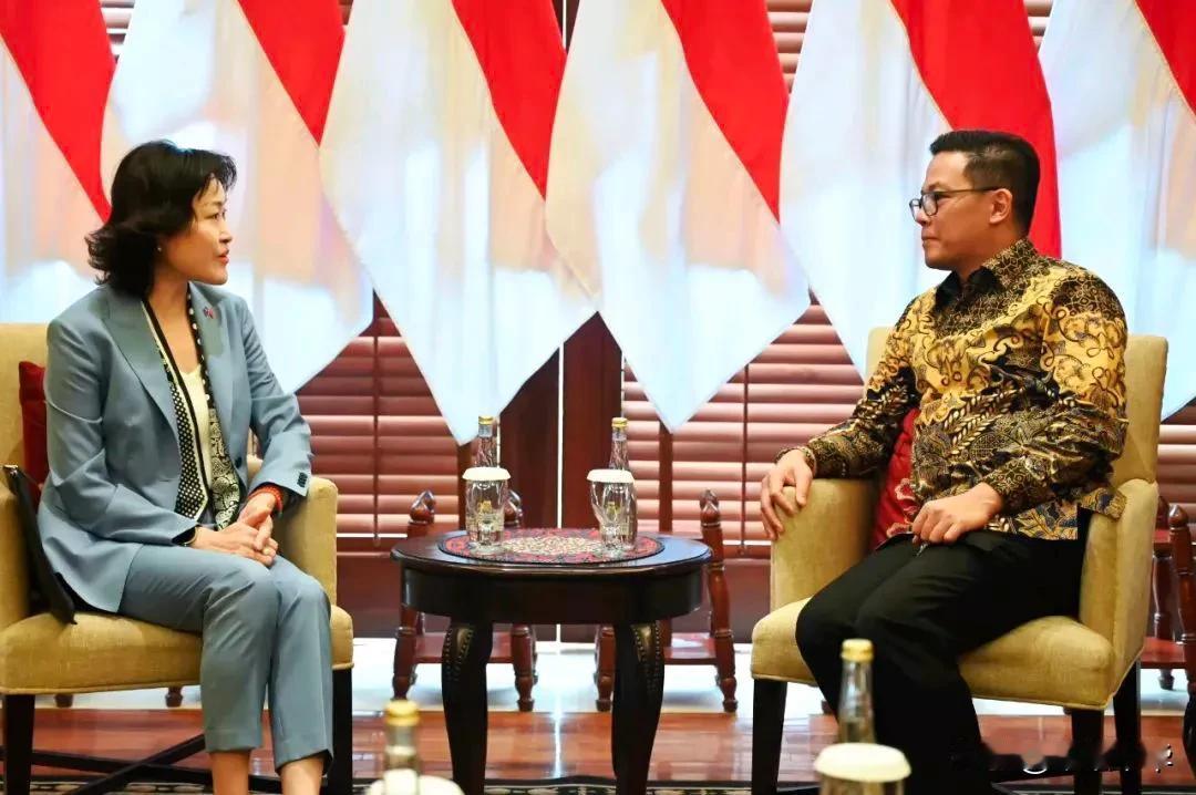 这是国际场合中，双方代表会晤时的表率，上半身腰板挺直、两腿并拢，且相互聚精会神的