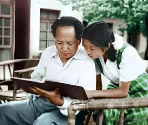 幸福温馨的画面：
1951年夏天，中南海菊香书屋院内，毛主席和女儿李敏正在看影集