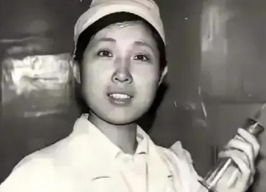 黑龙江一位19岁的女护士，在医院楼道里收留了一个无家可归的10岁男孩，为养他12