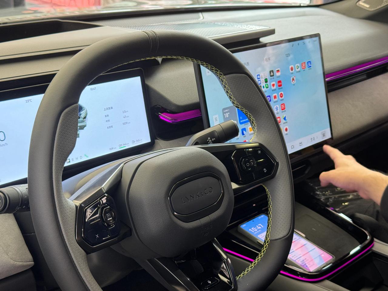 Flyme Auto确实可以，手机秒链接，非常方便。延迟不明显，算是很流畅的了，