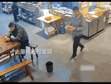 好家伙，第一次见，吃面不放面条的[捂脸]，这就好比吃鱼香肉丝没有鱼一样[呲牙]