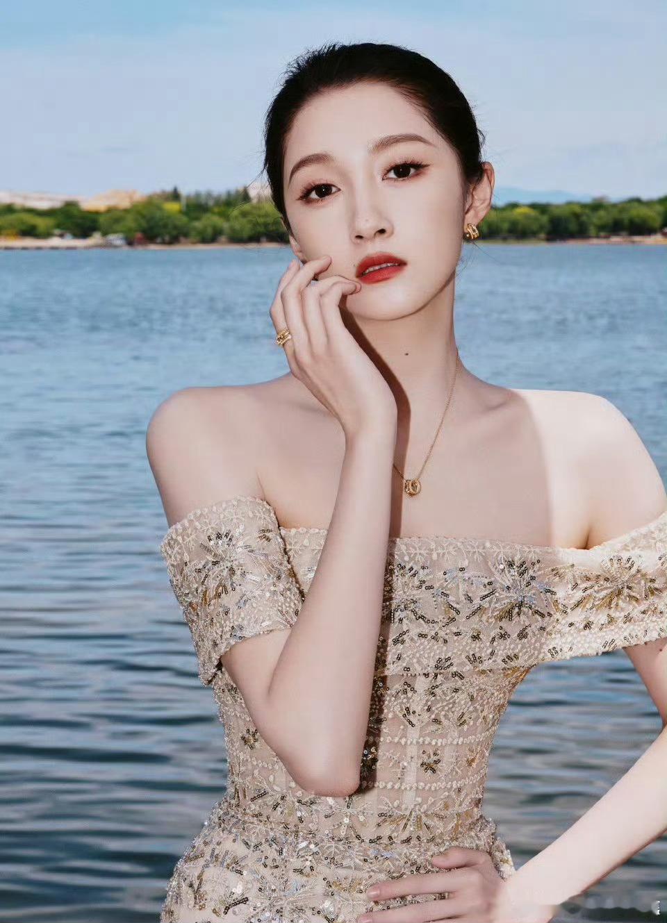 关晓彤现在好瘦啊 感觉好薄啊现在关晓彤 不用吓唬我我可以自己哭