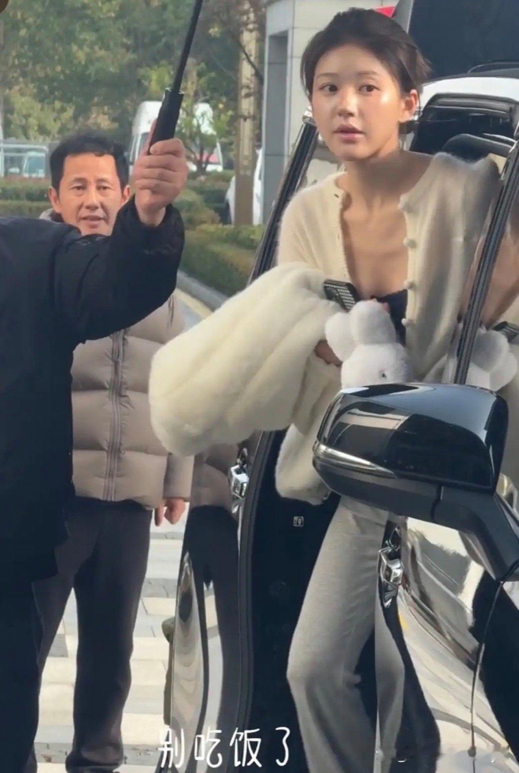 和爸爸长得一摸一样，不知道那些说整容的怎么想的 