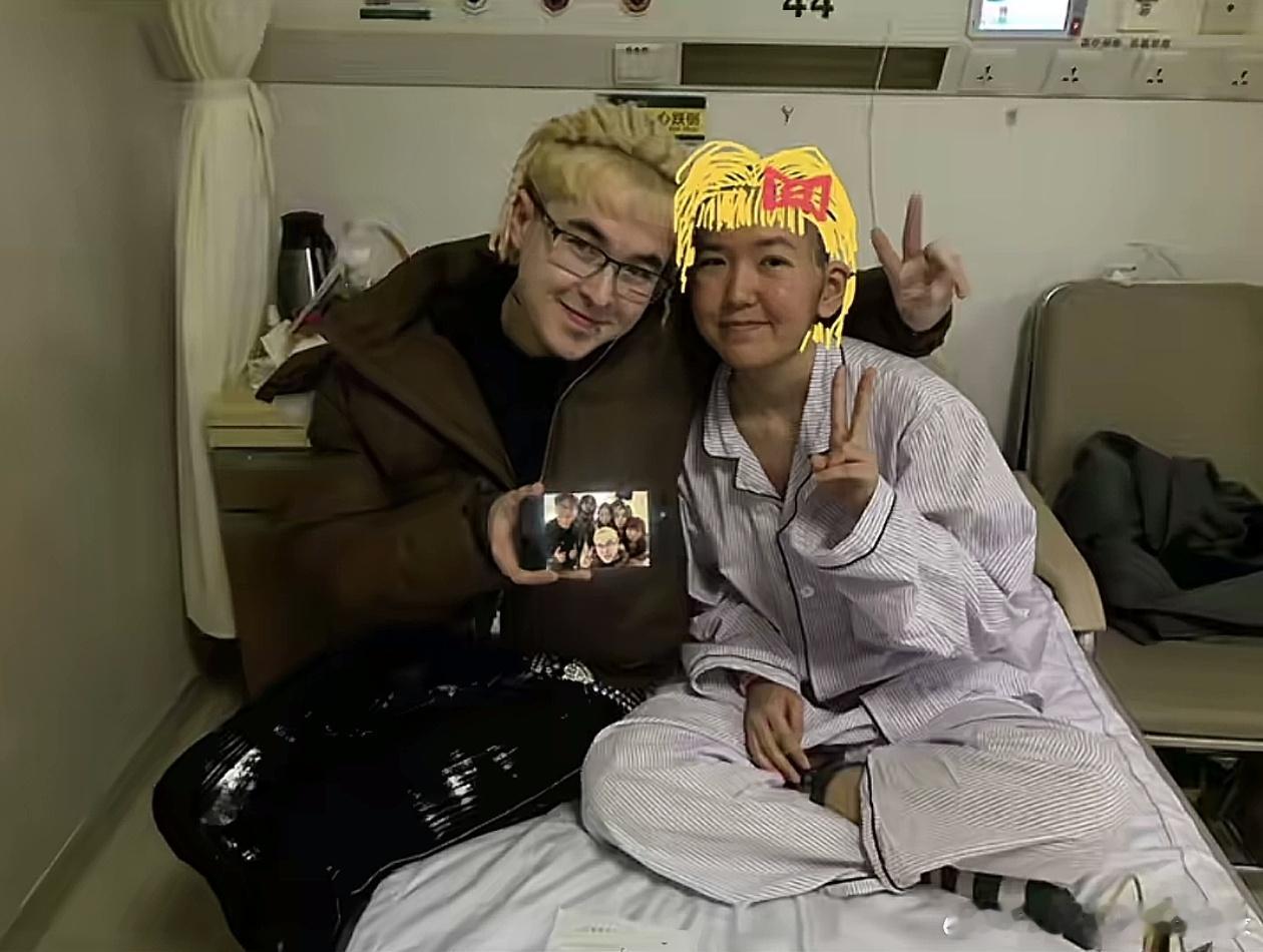 那奇沃夫去医院看望抗癌多年的粉丝。 ​​​