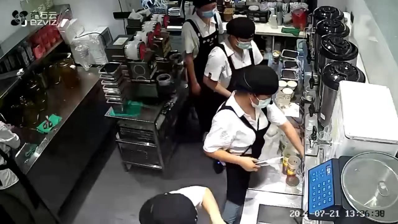 #古茗监控视频曝光# #古茗回应奶茶中疑有血痰# 在古茗监控的见证下，谣言无所遁