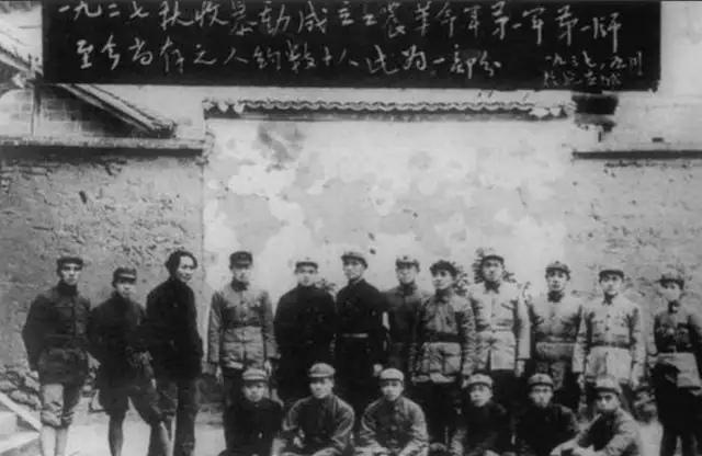 龙开富从给伟人当“书童”开始，与伟人的交往一直持续不断。伟人是他的第一任启蒙老师