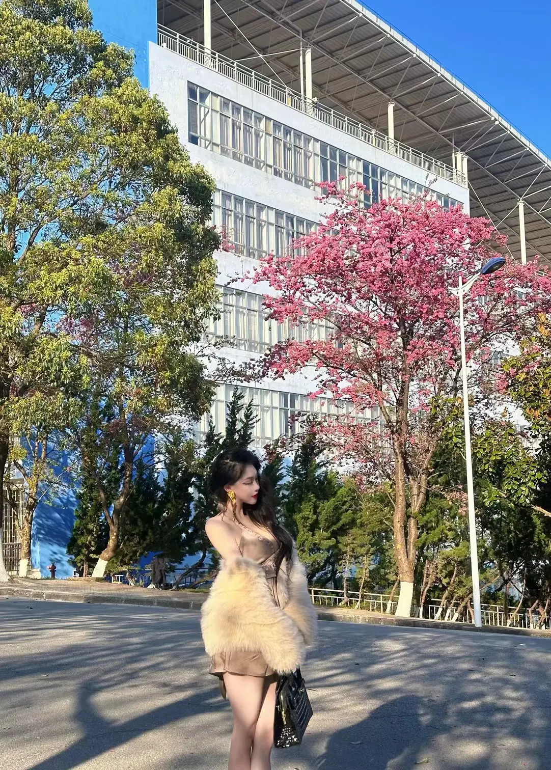 总是在钱难赚的时候想起 被你照顾的日子恃宠而骄的向你索取一切 你看穿我...