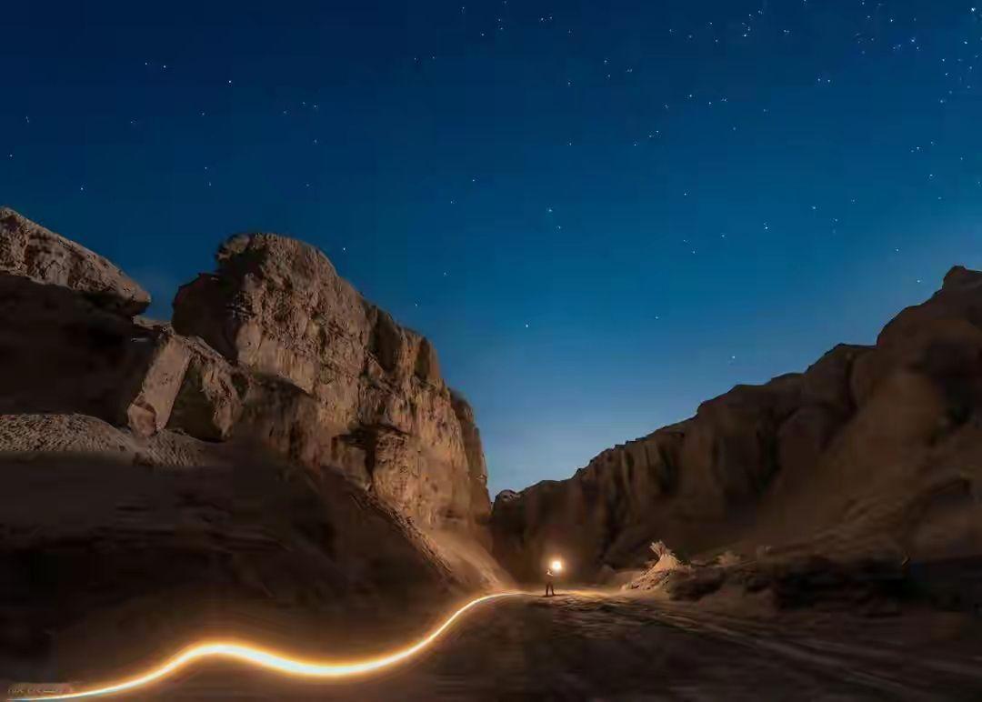 山坡羊·静候黎明
黎明揉浆，
窗前凝望，
悄将夜色轻安放。
鸟犹藏，梦仍长。
楼