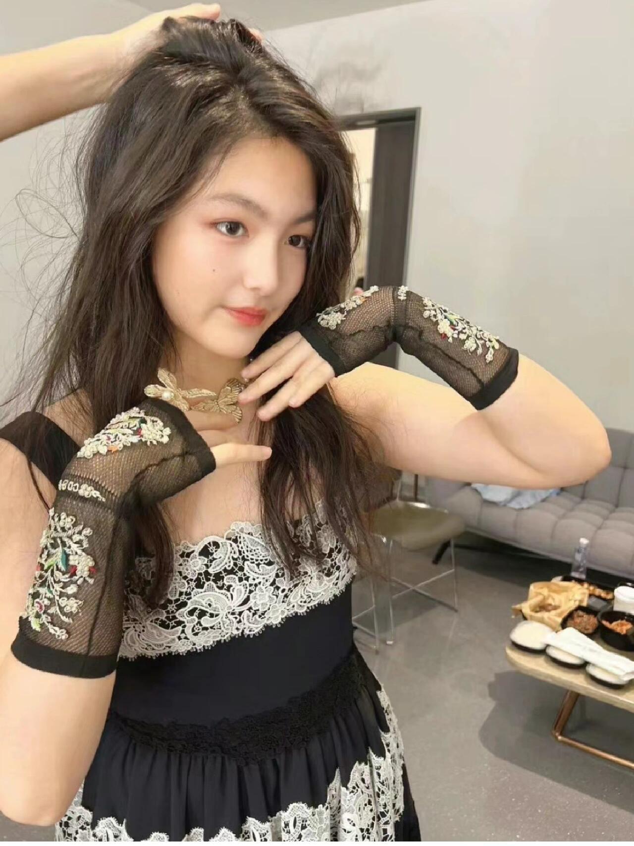 英美教育的差距，真的很明显。欧阳娜娜深耕艺术，早早进入娱乐圈；王诗龄接受传统英式