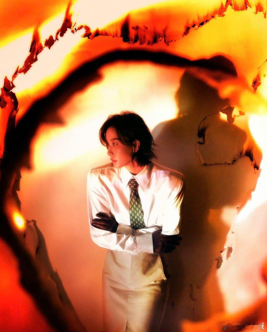 王珞丹你这是在玩火啊 王珞丹这次的杂志风格好不一样啊，冷脸配火光，危险与优雅并存