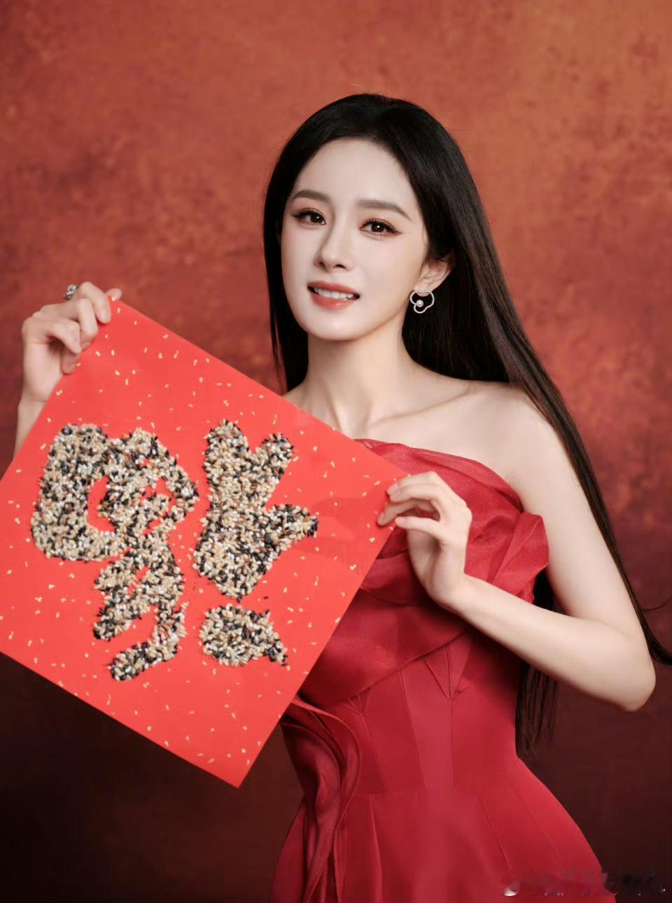 1.杨幂挺会维护和平台的关系，她从不会挂脸表现不满，而是各种讨好高层不留话柄。2