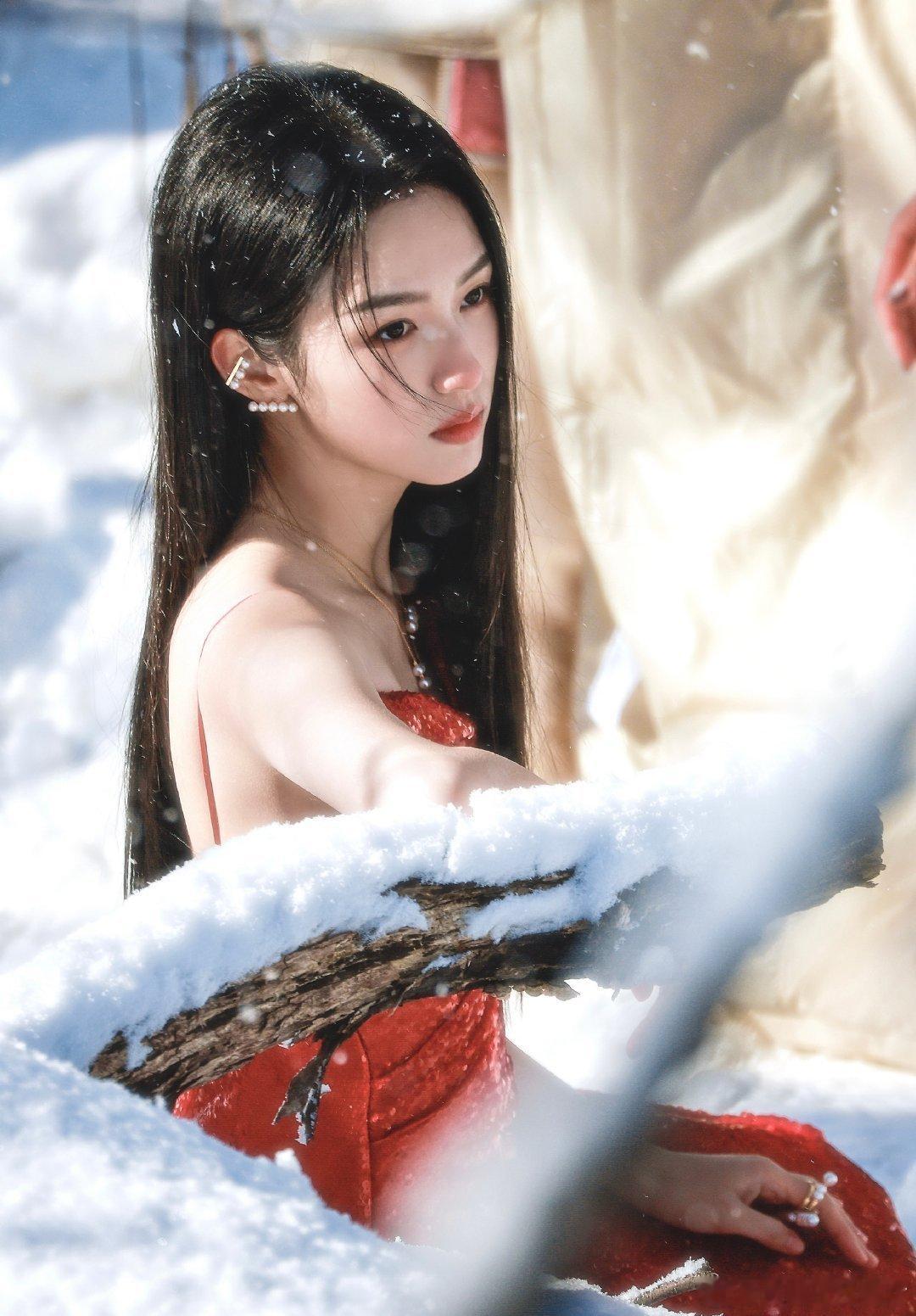 网友评价周也：颜值清冷有氛围感，演技却全程五官乱飞、灵气撑不起角色的花瓶型演员 