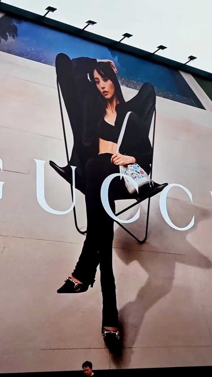 还在质疑田曦薇Gucci待遇的时候，我们Gucci已经开始给田曦薇铺全球地广了，