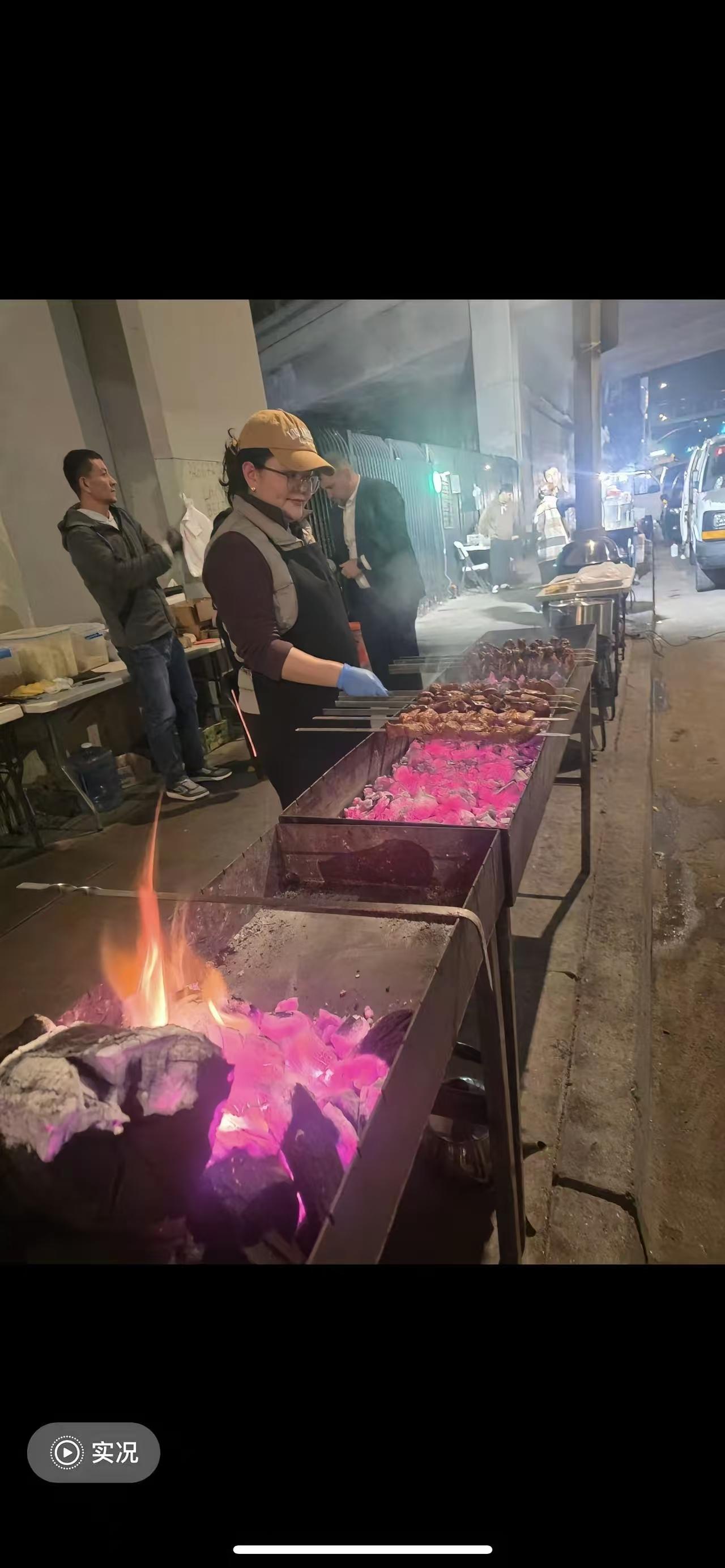 千辛万苦跑美国去了，结果摆摊儿啦，在中国要有这么能干的话，早发财了。

老外的钱