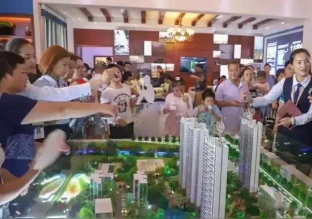 房价回调的两大拦路虎：第一个是存量房尚在消化中，第二个是各种各样的打压楼市言论，