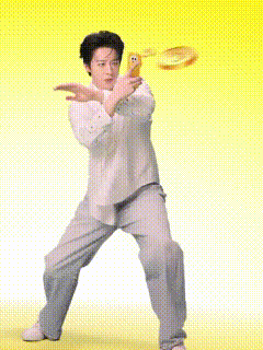 刘宇宁拍照打了一段八段锦 有时候我感觉我宁哥的脑洞堪比黑洞，就比如说这些姿势，这