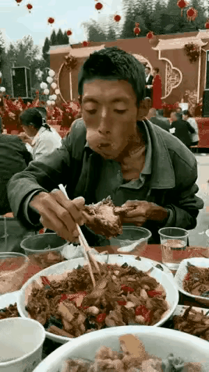 又一次拍到的一个吃货男人，这吃相，让同桌的人无法再吃了。