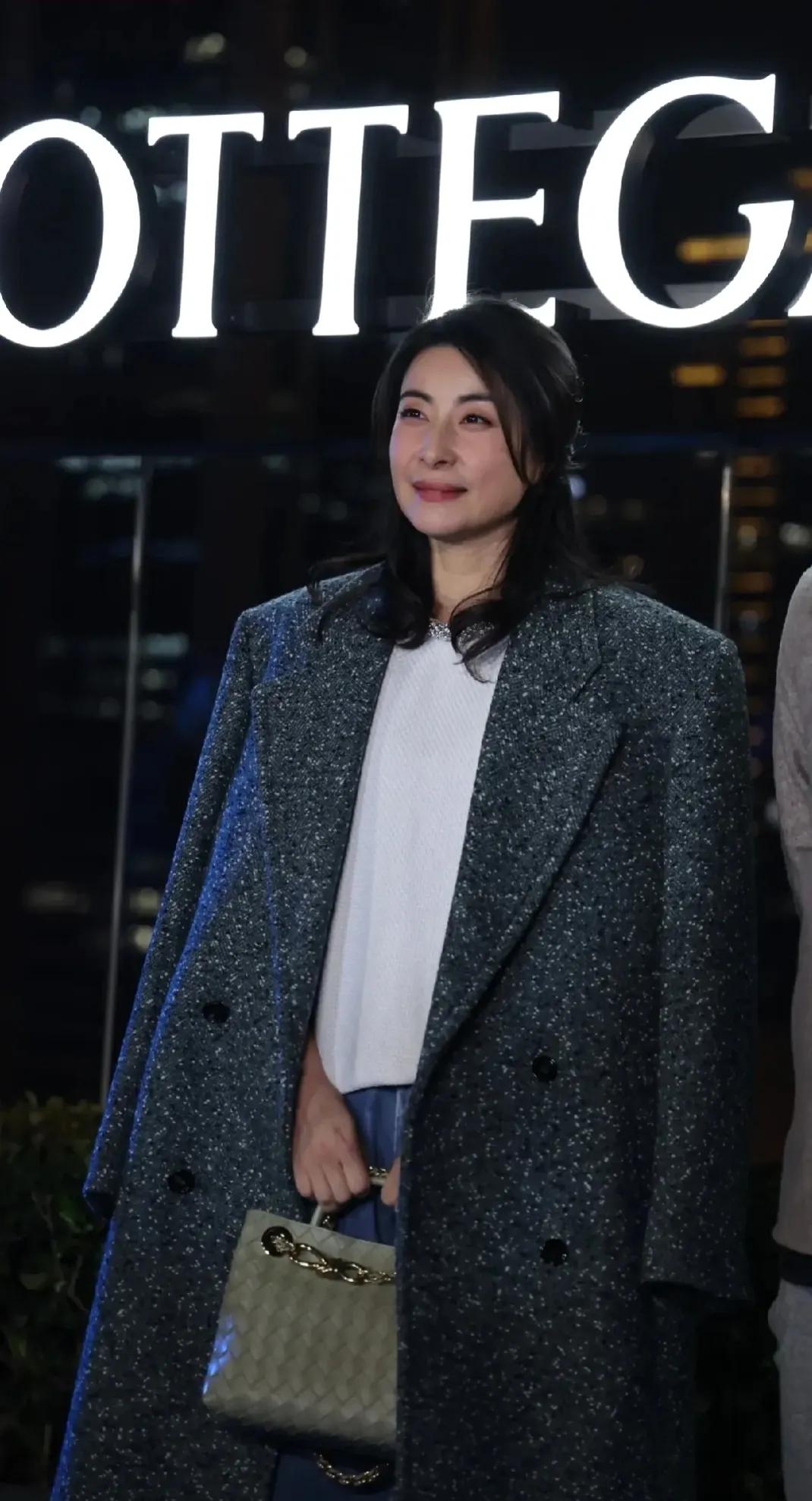 不得不感叹啊！

她们两个人：一个是满脸的富贵、强大的自信；一个是优越的骨相，惊