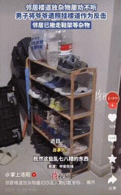 邻居家长期在楼道里摆放鞋架以及各种杂物，男子多次劝阻邻居都不听，还反问到：放在我