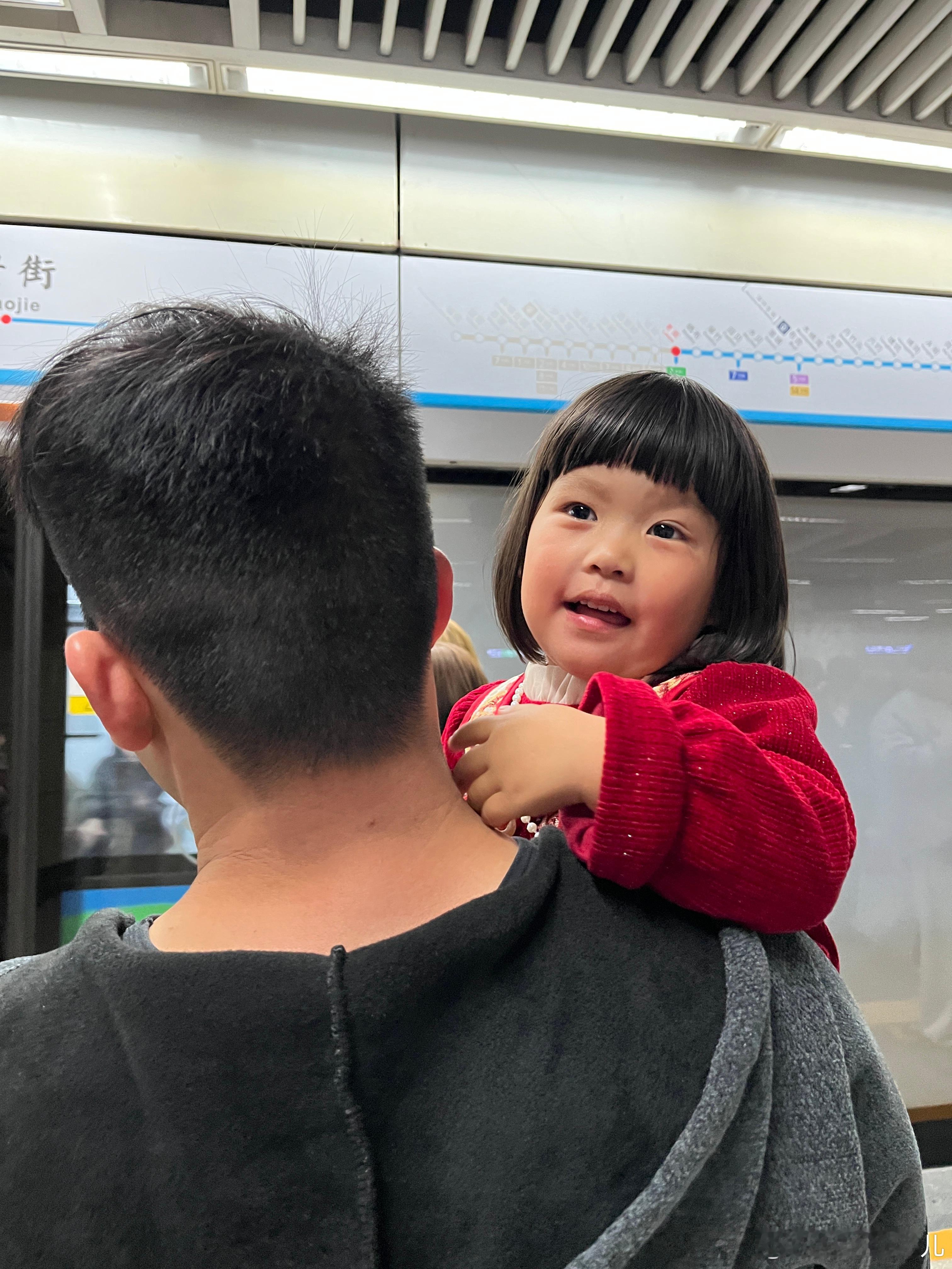 等爸爸一起下班，一起回家，没过几分钟，就睡着了。李现真的做到了又红又自由