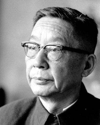 1943年，老舍的妻子带着三个孩子长途跋涉来到重庆。

谁也没想到这个深秋的夜晚