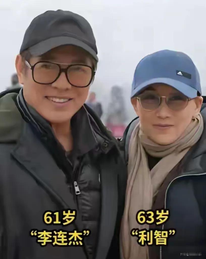 近日，李连杰和利智的合照曝光，令人唏嘘不已。照片中，两人皆已老态尽显，利智虽轮廓