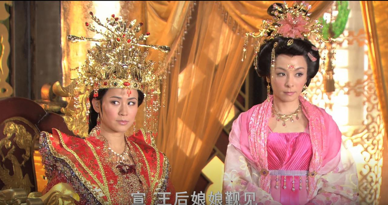 太监传唱王后娘娘觐见时，王宝钏用幽怨的眼神看着薛平贵，这个眼神仿佛在说：瞧，你干