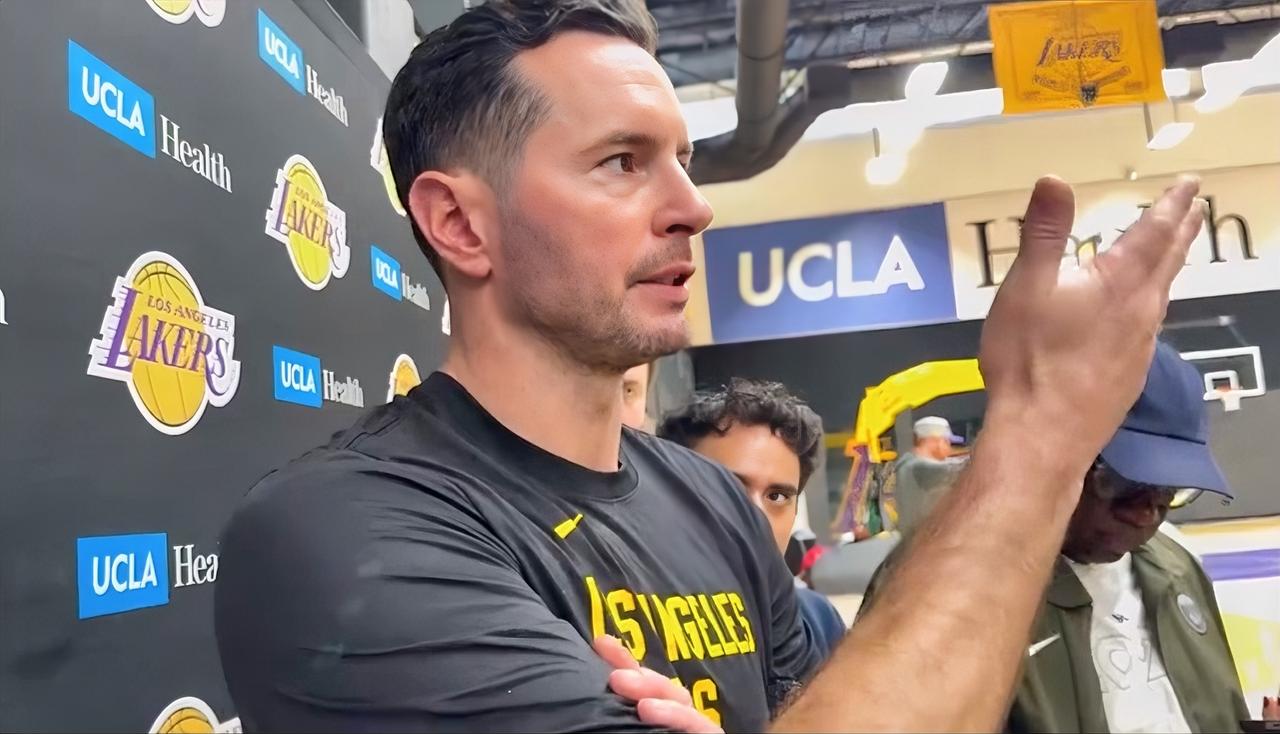 交易发生前雷迪克该干点啥？
1.继续坚持让东契奇开场主导进攻，突然的变阵只会打乱