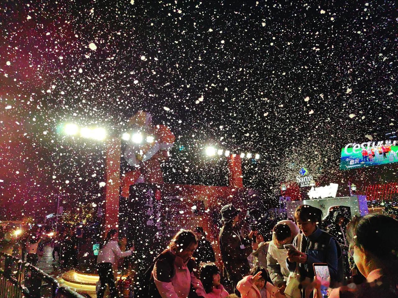 深圳冬至之夜，泡泡雪花满天飞。