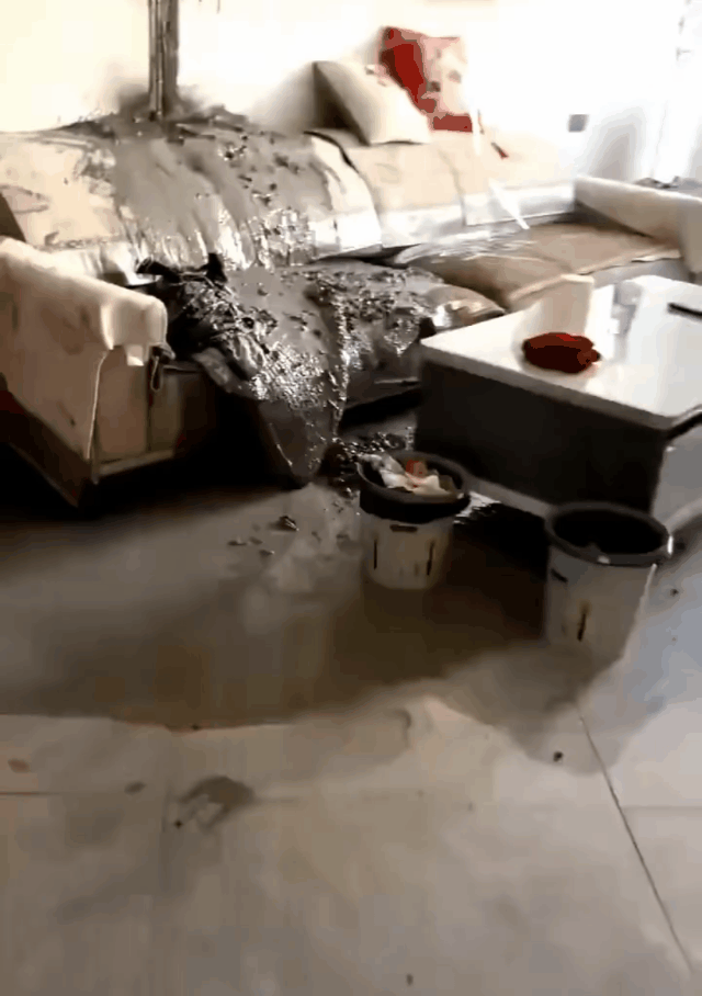 邻居浇筑水泥，浇筑到我家了！