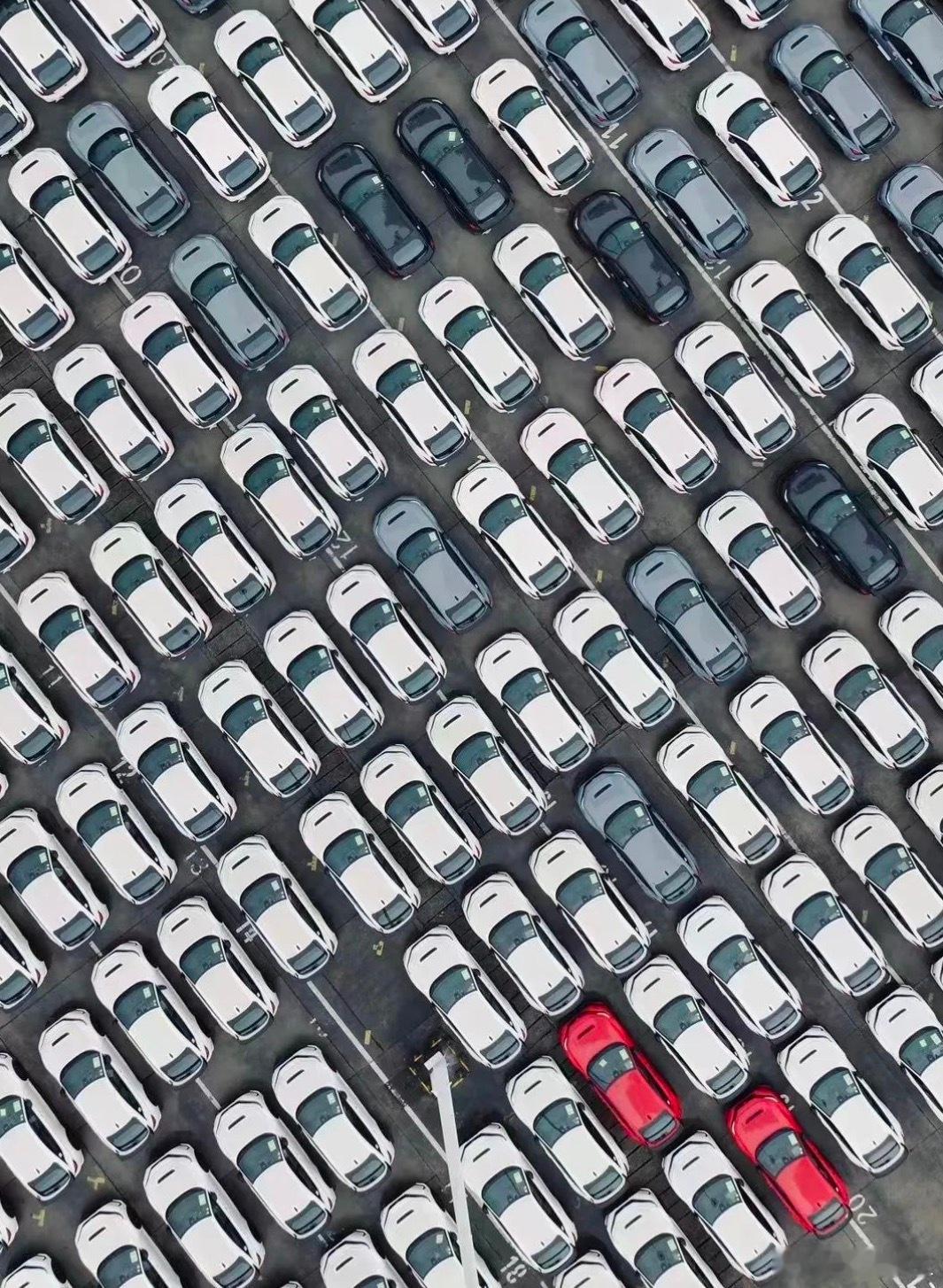 4月份汽车行业又启动了新一轮的降价潮 原因是一季度汽车卖不动，整体下滑17%，其