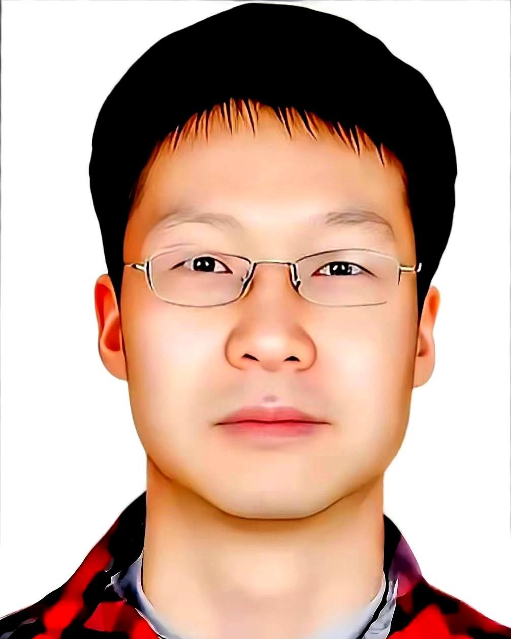 五十多岁的北大教授胡泳，在长达三年的时间里。
父亲走了，他一个人扛起了照顾失智母