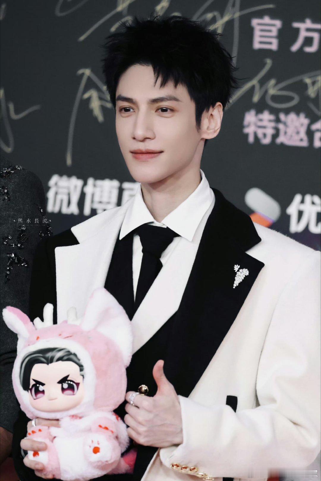 恭喜罗云熙 和唐俪辞荣获【年度优秀演员】期待属于罗云熙的更多精彩[彩虹屁][彩虹