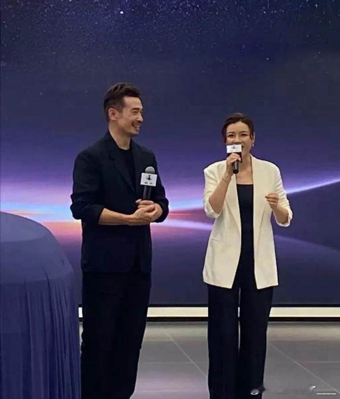 陈豪夫妇广州喜提新车，夫妻笑容超灿烂！陈茵媺一袭白西装，尽显好身材，甜蜜氛围满溢