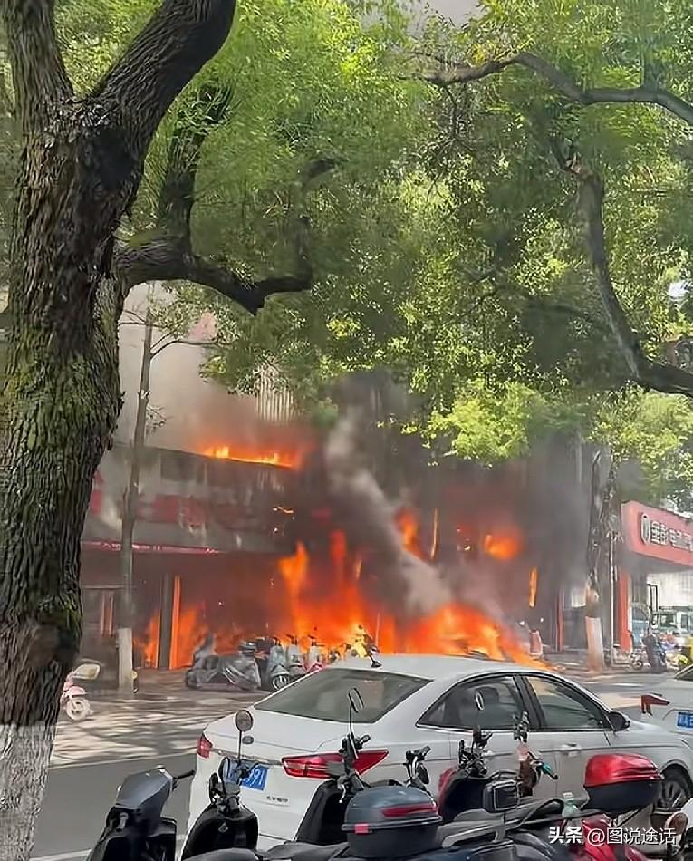 湖南平江警方通报一起纵火案。7月17日16时30分许，平江县老城区一店铺突然起火
