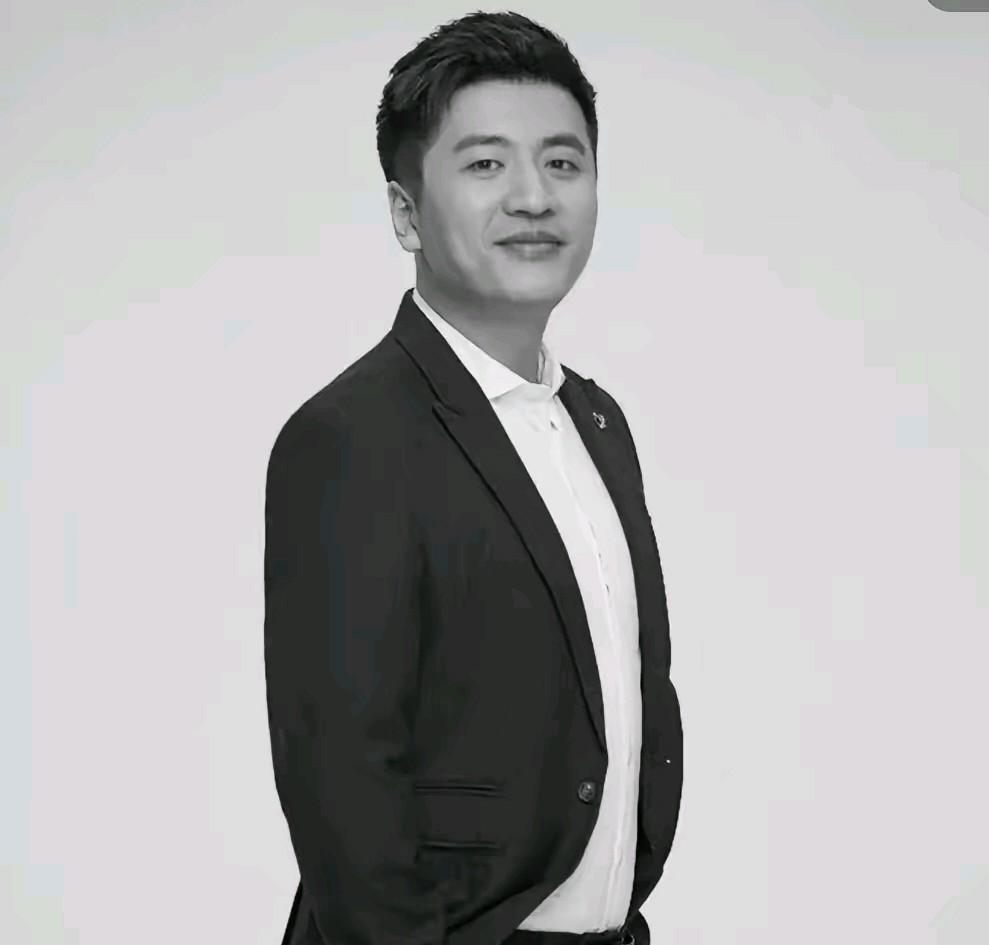 闺蜜在张雪峰的公司上班，昨天晚上她在家里收到了同事发给她的消息，说是“张雪峰突然