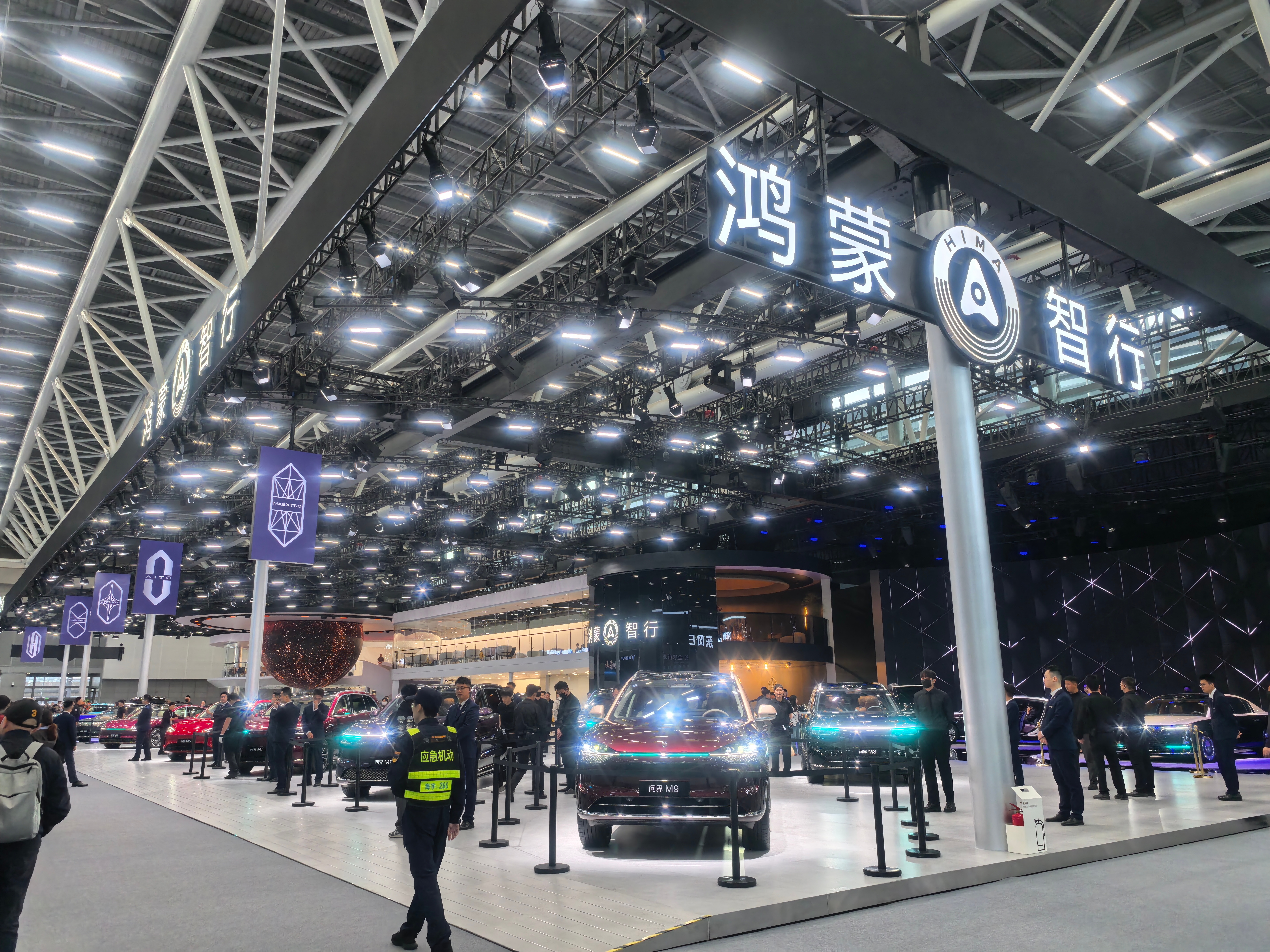 鸿蒙智行展台我只能说，大大大。