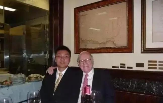 2006 年，段永平豪掷 62 万美元拍下巴菲特的午餐，还带上了黄峥。饭桌上，黄